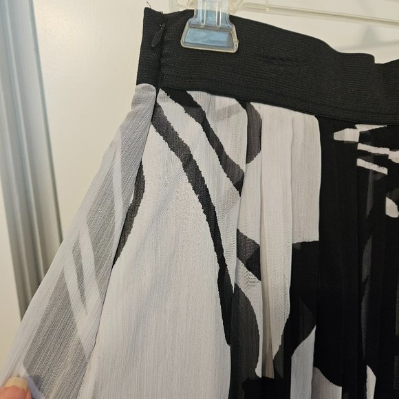 White House long flowy skirt - Picture 3 of 10